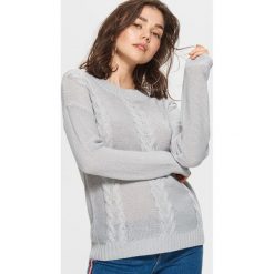 Sweter z warkoczowym splotem - Jasny szary. Szare swetry damskie Cropp, ze splotem. Za 49.99 zł.