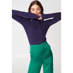 Trendyol Sweter w prążki z golfem - Purple. Fioletowe swetry damskie marki Trendyol, bez wzorów, z dzianiny, bez kołnierzyka, bez ramiączek. W wyprzedaży za 40.47 zł.