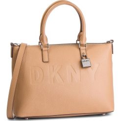 Torebka DKNY - R84DA892 Latte 263. Torebki do ręki damskie marki DKNY. Za 1,199.00 zł.