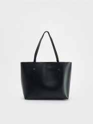 Torebka shopper z imitacji skóry - czarny. Czarne torebki shopper damskie Reserved, bez wzorów, ze skóry, bez dodatków. W wyprzedaży za 59.99 zł.