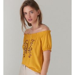 Bluzka hiszpanka z haftem - Żółty. Bluzki damskie Mohito. W wyprzedaży za 39.99 zł.