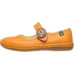 Skórzane baleriny w kolorze pomarańczowym. Baleriny dziewczęce marki Bo-Bell & El Naturalista. W wyprzedaży za 159.95 zł.