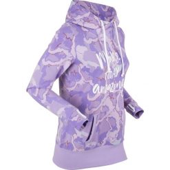 Lekka bluza z kapturem, długi rękaw bonprix w kolorze bzu z nadrukiem. Fioletowe bluzy damskie bonprix, bez wzorów, z kapturem. Za 79.99 zł.