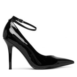 Szpilki Guess. Czarne szpilki damskie Guess, z aplikacjami, bez obcasa, bez zapięcia. Za 539.99 zł.