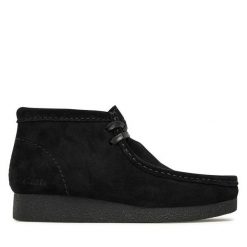 Trzewiki Clarks. Czarne botki damskie Clarks, bez obcasa, na płaskiej podeszwie, bez zapięcia. Za 519.99 zł.