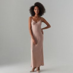 Bieliźniana maxi sukienka Gold Label - Beżowy. Sukienki damskie marki Mohito. Za 129.99 zł.