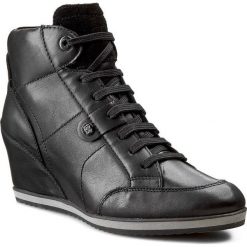 Sneakersy GEOX - D Ilusion A D4454A 043BC C9999 Black. Czarne półbuty damskie Geox, bez wzorów, ze skóry ekologicznej, bez obcasa, na koturnie, bez zapięcia. W wyprzedaży za 319.00 zł.