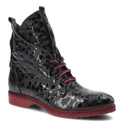 Botki damskie Artiker, naturalna skóra lakierowana o ażurowej strukturze z wysoką cholewką sznurowanym zapięciem, czarno-czerwone, 49C0668. Czarne botki damskie Artiker, z lakierowanej skóry, przed kolano, bez obcasa, na płaskiej podeszwie, bez zapięcia. Za 295.00 zł.