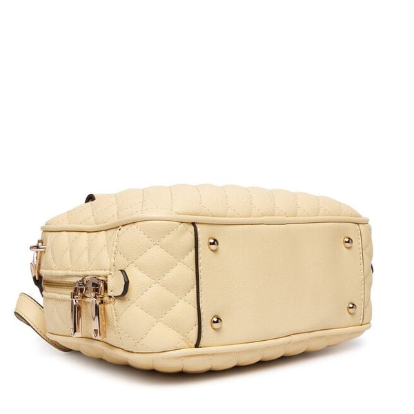 Torebka Guess. Żółte torebki do ręki damskie Guess, z aplikacjami, bez dodatków. Za 346.99 zł.