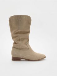 Zamszowe botki - beżowy. Brązowe botki damskie Reserved, ze skóry, bez obcasa, bez zapięcia. W wyprzedaży za 129.99 zł.