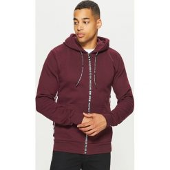 Bluza z napisami - Bordowy. Bluzy męskie marki Cropp. W wyprzedaży za 119.99 zł.
