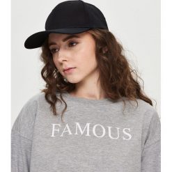 Bluza z napisem - Jasny szar. Bluzy damskie marki Sinsay. W wyprzedaży za 29.99 zł.