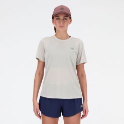 Koszulka damska New Balance WT41253AHH – szare. Szare koszulki sportowe damskie New Balance, s, bez wzorów, z materiału, sportowe, bez kołnierzyka. Za 129.99 zł.