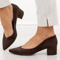 Brązowe zamsz skórzane Polskie czółenka damskie na obcasie Prestige 2235/obl. Brązowe czółenka damskie Prestige, bez wzorów, ze skóry, biznesowe, bez obcasa, na obcasie, bez zapięcia. Za 419.00 zł.