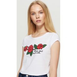 Koszulka z motywem róży - Biały. T-shirty damskie marki Cropp. Za 19.99 zł.
