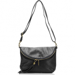 Skórzana torebka w kolorze czarnym - 24 x 18 x 3 cm. Czarne torby na ramię damskie Black Bags. W wyprzedaży za 130.95 zł.
