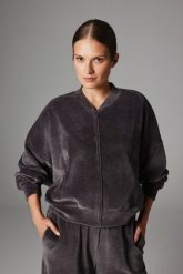 WELUROWA BLUZA NELLI ANTRACYT M - Flawless. Szare bluzy sportowe damskie Flawless, m, bez wzorów, z materiału, bez kaptura. Za 345.00 zł.