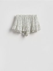 Szorty w groszki - złamana biel. Szorty damskie Reserved, l, bez wzorów, z wiskozy. Za 79.99 zł.