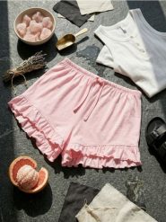 Bawełniane szorty piżamowe z falbanką - różowy. Czerwone piżamy damskie Sinsay, l, bez wzorów, z bawełny, bez ramiączek. Za 15.99 zł.