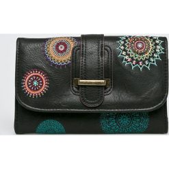 Desigual - Portfel. Czarne portfele damskie Desigual, z haftami, z materiału. W wyprzedaży za 179.90 zł.
