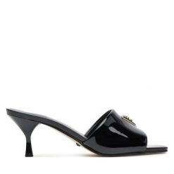 Klapki Guess. Czarne klapki damskie Guess, z aplikacjami, bez obcasa. Za 379.99 zł.