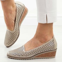 Beżowe czółenka damskie na koturnie Potocki 12018. Brązowe czółenka damskie POTOCKI, w ażurowe wzory, ze skóry, eleganckie, bez obcasa, na koturnie, bez zapięcia. Za 169.00 zł.