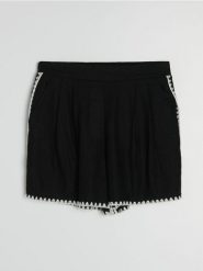 Szorty z szydełkowymi detalami - czarny. Czarne szorty damskie Sinsay, l, bez wzorów. Za 39.99 zł.