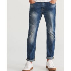 Jeansy z dziurami regular fit - Niebieski. Niebieskie jeansy męskie Reserved. Za 129.99 zł.