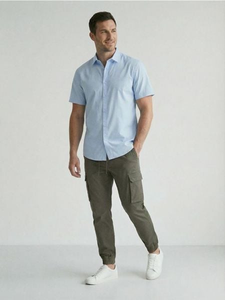 Spodnie jogger cargo - khaki. Brązowe spodnie materiałowe męskie Sinsay, bez wzorów. Za 59.99 zł.