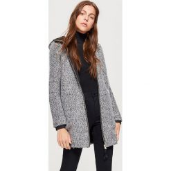 Lekki płaszcz z kapturem - Jasny szary. Szare płaszcze damskie Cropp. W wyprzedaży za 149.99 zł.