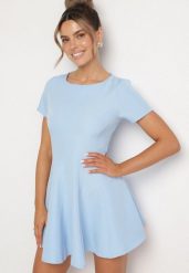 Jasnoniebieska Rozkloszowana Sukienka z Krótkim Rękawem i Ozdobnymi Przeszyciami Meporea. Niebieskie sukienki damskie Born2be, na co dzień, l, bez wzorów, eleganckie, bez kołnierzyka, bez ramiączek, mini, rozkloszowane. Za 79.99 zł.