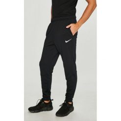 Nike - Spodnie. Szare spodnie sportowe męskie Nike, z dzianiny. Za 189.90 zł.