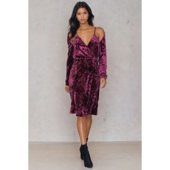 NA-KD Party Aksamitna sukienka kopertowa - Pink,Purple. Sukienki damskie marki NA-KD Party. Za 202.95 zł.