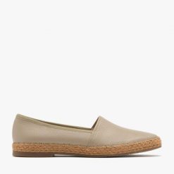 Beżowe espadryle damskie. Brązowe espadryle damskie Ryłko, bez wzorów, ze skóry, bez obcasa, na płaskiej podeszwie, bez zapięcia. W wyprzedaży za 179.99 zł.