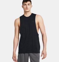 UNDER ARMOUR UA SPORTSTYLE LC SS Koszulka męska treningowa. Czarne koszulki sportowe męskie Under Armour, na lato, m, bez wzorów, z materiału, bez kołnierzyka, bez ramiączek, na fitness i siłownię. Za 129.99 zł.