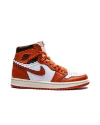 Buty do chodzenia dla dorosłych Air Jordan 1 Retro High OG Starfish. Białe obuwie sportowe damskie Jordan, bez wzorów, ze skóry, do koszykówki. Za 744.80 zł.