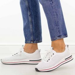 Białe ażurowe skórzane półbuty damskie S.Barski 7072. Białe półbuty damskie S.BARSKI, na lato, w ażurowe wzory, z jeansu, casualowe, z okrągłym noskiem, bez obcasa, na płaskiej podeszwie, bez zapięcia. Za 249.00 zł.