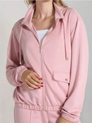 Rozpinana bluza ze stójką soft touch - różowy. Czerwone bluzy damskie Sinsay, l, bez wzorów, z dzianiny, bez kaptura. W wyprzedaży za 45.99 zł.