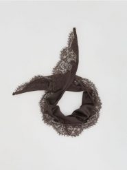 Szal z koronką - ciemnobrązowy. Brązowe szaliki i chusty damskie Reserved, bez wzorów, z koronki. Za 59.99 zł.