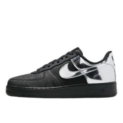 Buty do chodzenia dla dorosłych Air Force 1 Low Retro All-Star. Czarne obuwie sportowe damskie Nike, bez wzorów, ze skóry, trekkingowe. Za 723.70 zł.
