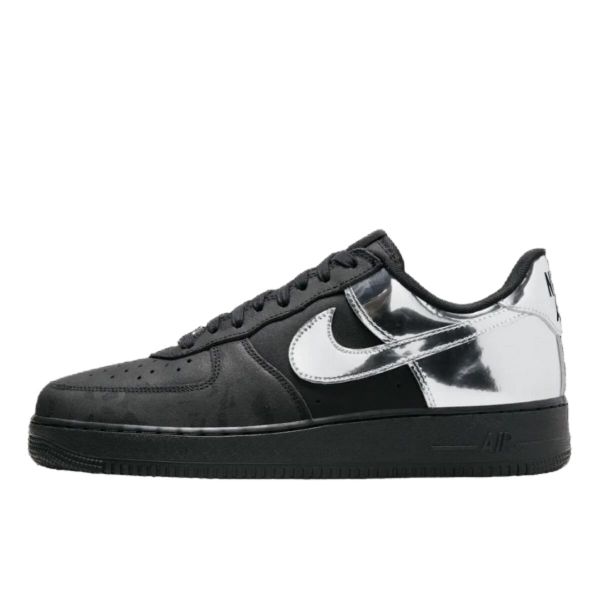 Buty do chodzenia dla dorosłych Air Force 1 Low Retro All-Star. Czarne obuwie sportowe damskie Nike, bez wzorów, ze skóry, trekkingowe. Za 718.85 zł.