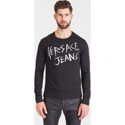 CZARNY LONGSLEEVE VERSACE JEANS Z BIAŁYM NADRUKIEM. Czarne bluzki z długim rękawem męskie Versace Jeans, l, bez wzorów, z jeansu, bez kołnierzyka. Za 269.50 zł.