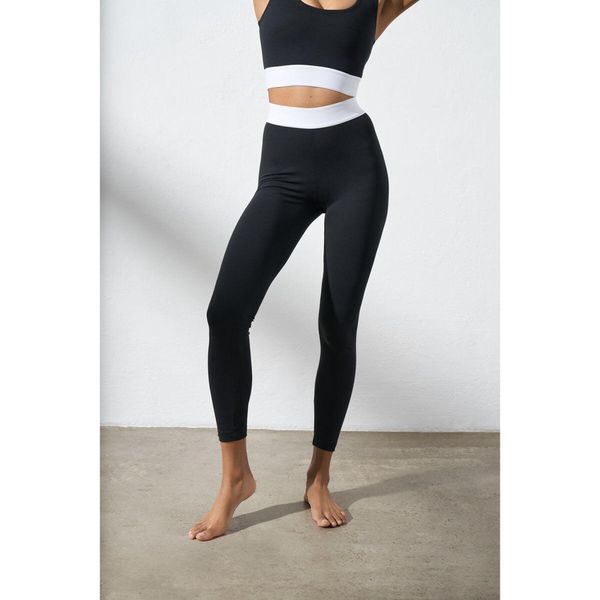 Legginsy do jogi Moonholi Basic z długimi nogawkami. Czarne bielizna termoaktywna damska MOONHOLI, xs, bez wzorów, bez ramiączek, długie. Za 299.00 zł.