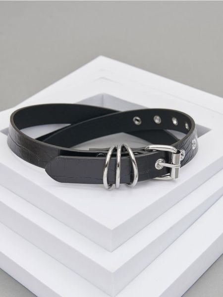 Pasek - czarny. Czarne paski damskie Sinsay, bez wzorów, klasyczne. Za 15.99 zł.