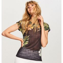 T-shirt w kwiaty - Czarny. Czarne t-shirty damskie Reserved, w kwiaty. W wyprzedaży za 29.99 zł.