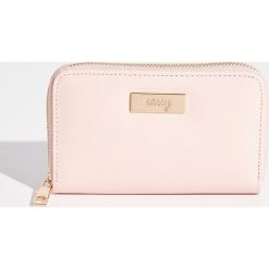 Portfel z napisem Sassy - Różowy. Portfele damskie marki Sinsay. Za 24.99 zł.