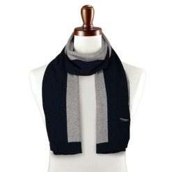 Modny szal na zimę o minimalistycznym wzorze - Peterson. Szaliki męskie Peterson, na zimę, bez wzorów, z wełny. Za 59.99 zł.