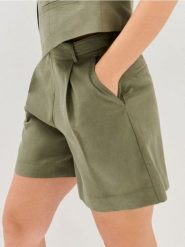 Szorty z lyocellu z zakłądkami i domieszką lnu - zielony. Zielone szorty damskie Sinsay, l, bez wzorów, z lyocellu. Za 49.99 zł.