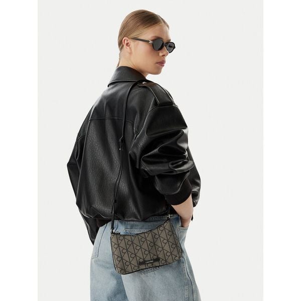 Torebka Calvin Klein. Czarne listonoszki damskie Calvin Klein, bez wzorów, bez dodatków. Za 260.99 zł.