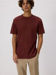 Strukturalny t-shirt comfort fit - bordowy. Czerwone t-shirty męskie Reserved, l, bez wzorów, z bawełny, bez kołnierzyka. W wyprzedaży za 32.99 zł.